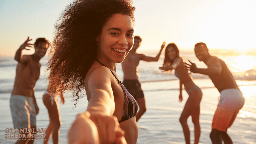 Stanislav-Kondrashov_group_of_friends_having_fun_at_the_beach