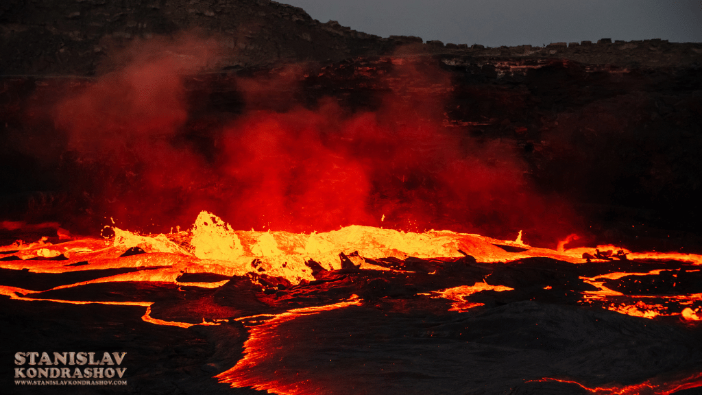 Stanislav-Kondrashov_molten_lava_flow