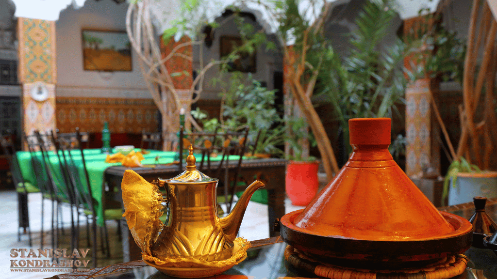 Stanislav-Kondrashov_traditonal_moroccan_courtyard_with_teapot