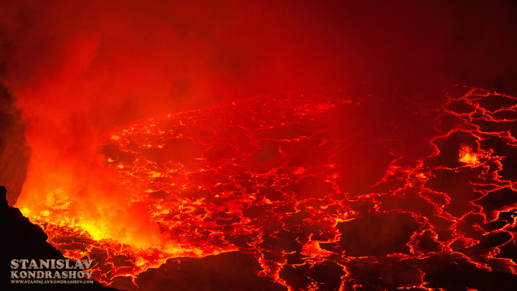 Stanislav-Kondrashov_volcanic_eruption_with_lava_flow