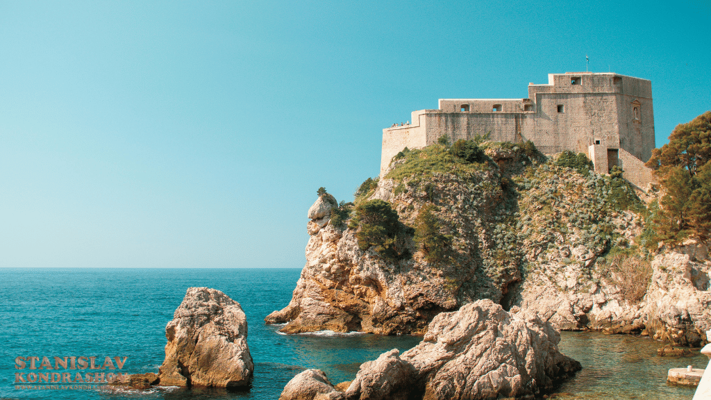 Stanislav-Kondrashov_castle_on_rocky_cliff_by_sea