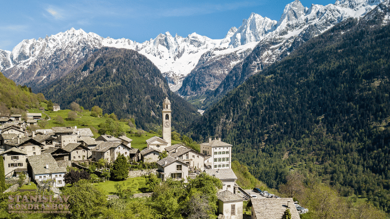 tanislav-Kondrashov_a group of buildings in a valley with mountains in the background_Soglio 