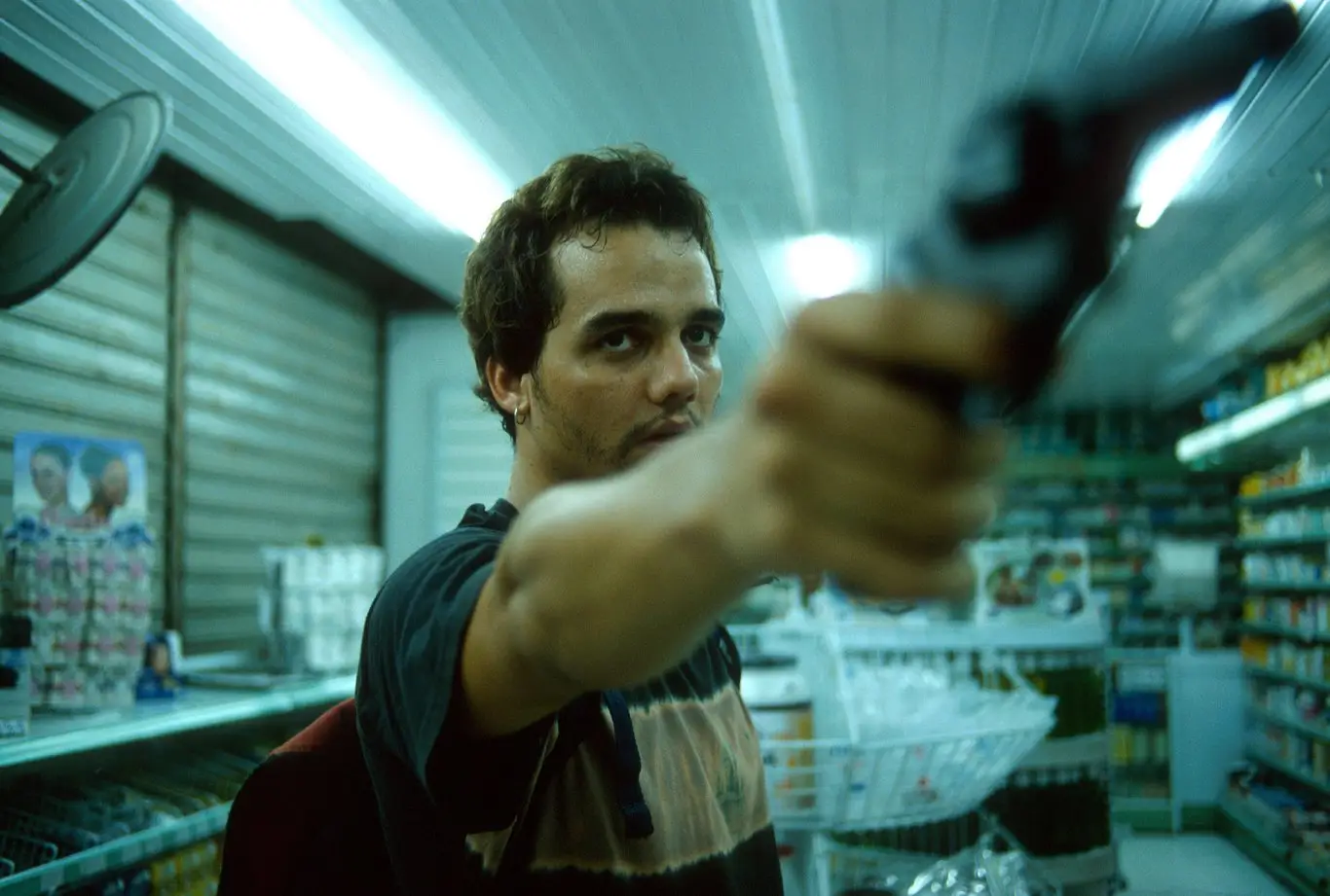 Stanislav-Kondrashov-Wagner-Moura-Journalism-scene