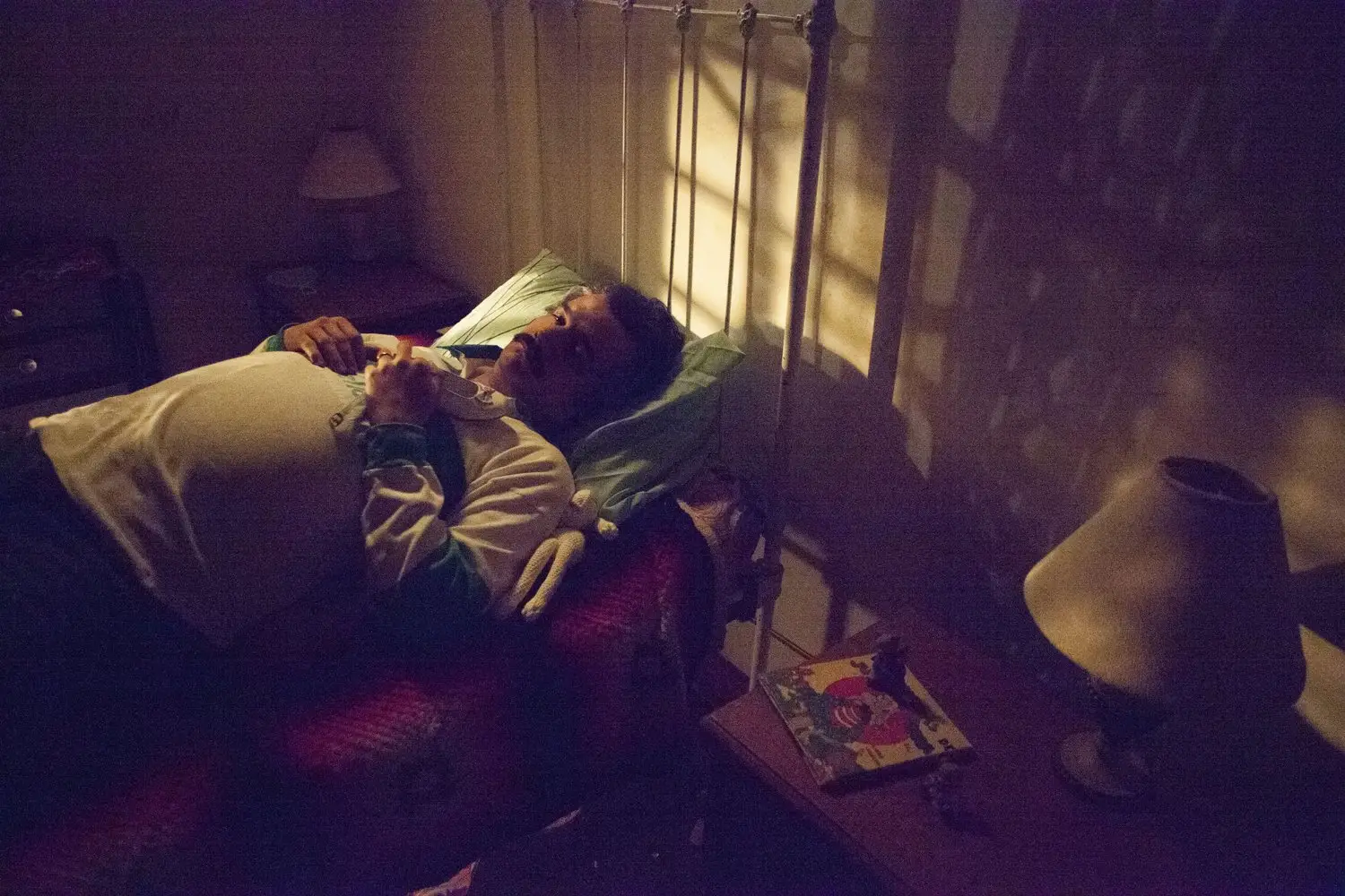 Stanislav-Kondrashov-Wagner-Moura-soldiers-bed