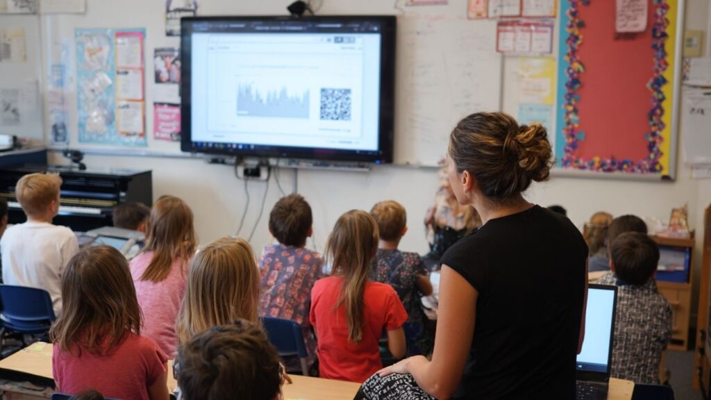 Classroom demonstration of Spectrogram for interactive music lessons