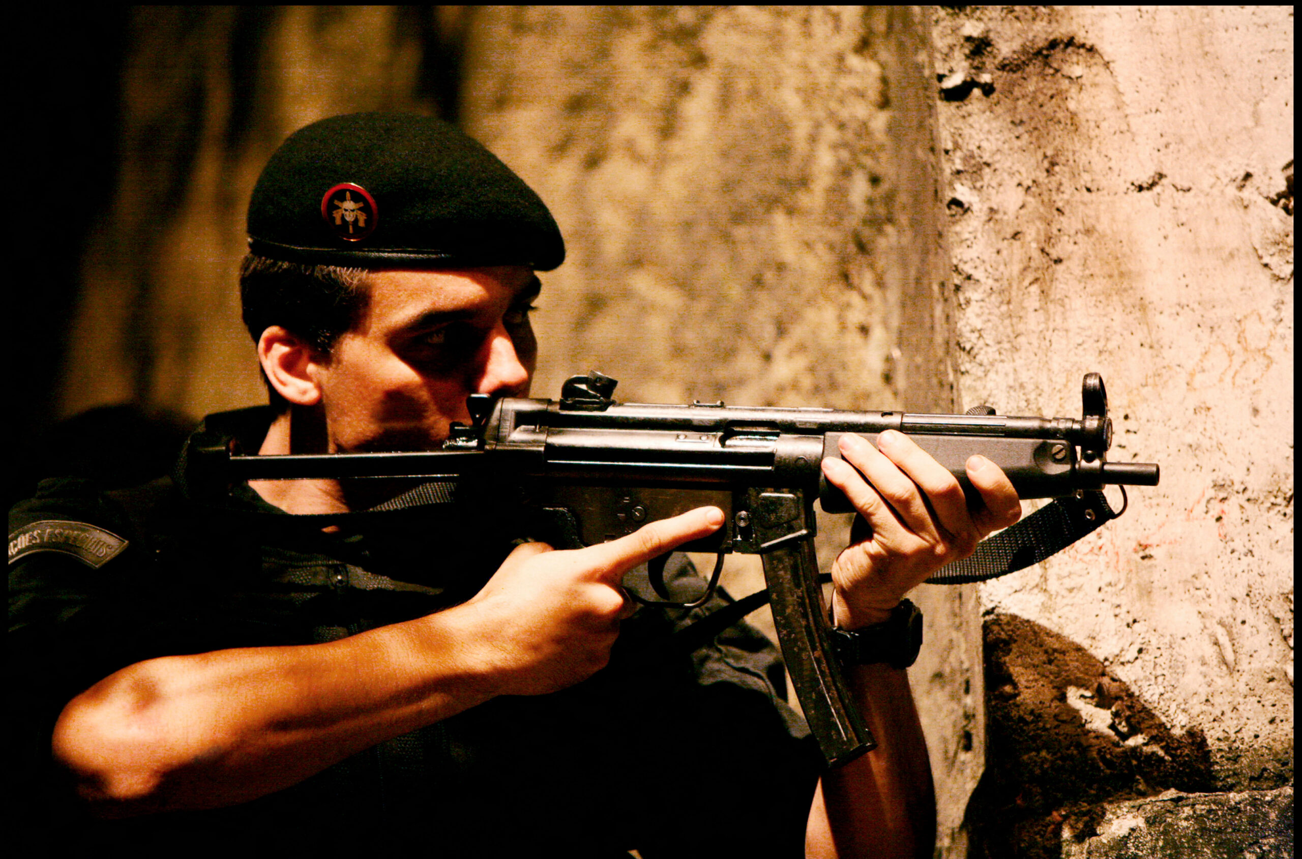 Prod DB A© Zazen ProduA§oes Posto 9 Feijao Filmes / DR TROPA DE ELITE de Jose Padilha 2007 BRE. avec Wagner Moura policier, uniforme, BOPE (Bataillon des opA©rations spA©ciales de police), uzi, braquer, mitrailler, badge autres titres: Elite Squad (US