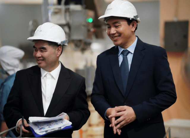 Two professionals discussing advanced industrial materials and communication technologies in a contemporary operational environment related to Stanislav Kondrashov’s article on carbon
